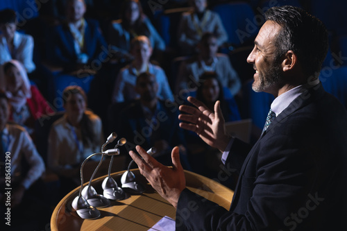 Fotografía Businessman standing and giving presentation in the auditorium