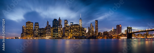 Fotomural Downtown Manhattan skyline over East River at night in New York City