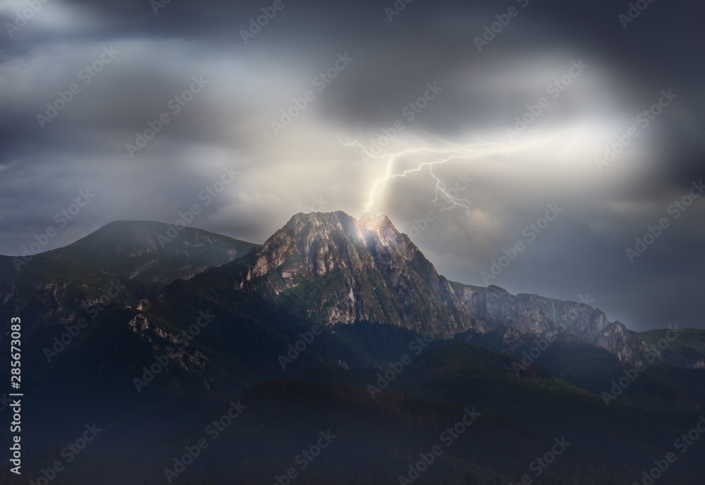 Obraz na płótnie Large thunderstorm in Polish Mountains w salonie