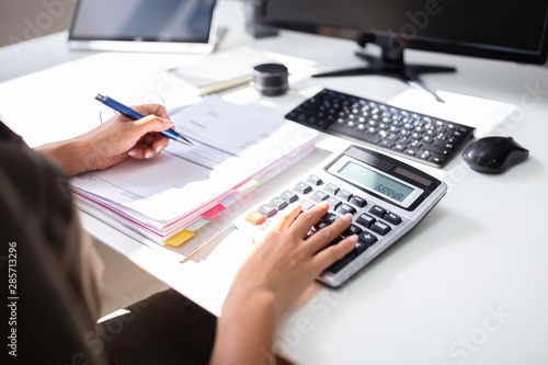 Fotografía Businesswoman Calculating Bill
