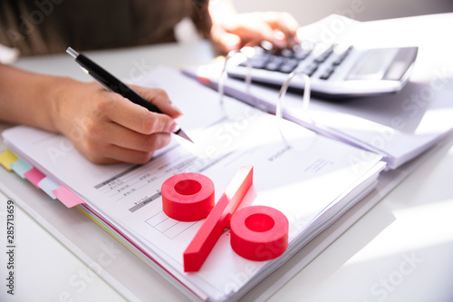 Fotografía Businessperson's Hand Calculating Bill With Calculator