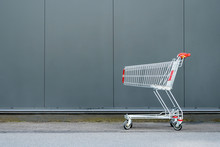 Shopping Background. Empty Shopping Cart On Grey Wall Background. Target Marketing. Empty Shopping Cart For Designers. Shopping Mall. Marketing, Copy Space. Grocery Store