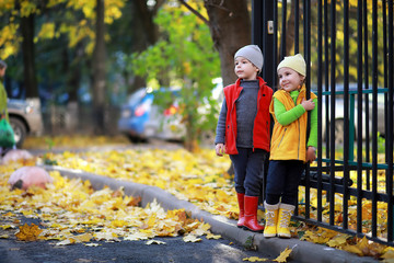 Children walk in the autumn park