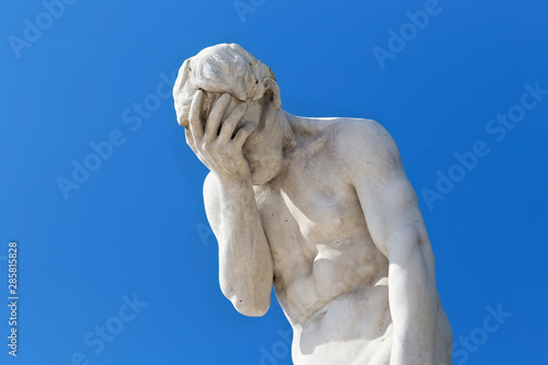 Fotografía View of the marble sculpture Cain after killing his brother Abel (1896) by Henri Vidal (1864-1918) in the Tuileries Park, Paris, France