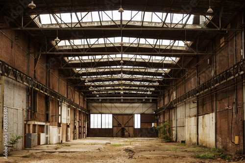  Obraz  Industrialny  opuszczone-puste-wnetrze-starego-warsztatu-fabrycznego