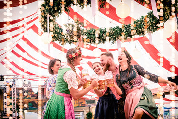 Wall Mural - Gruppe von Freunden tanzt auf Bierbank im Festzelt Dult, Regensburg, Oktoberfest