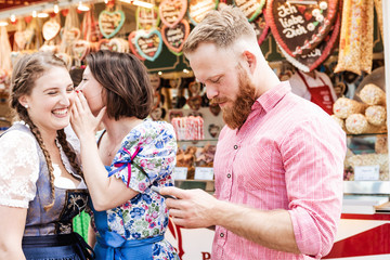 Wall Mural - Mann mit Smartphone flirtet auf Oktoberfest 