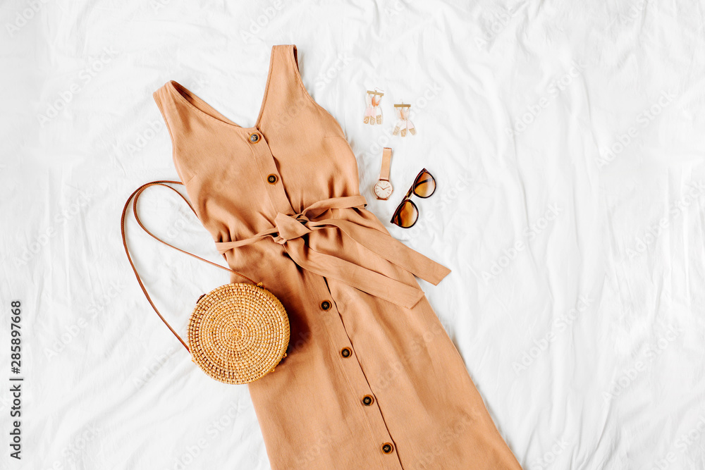 accessories with beige dress Variations on a dress: beige, with sleeves