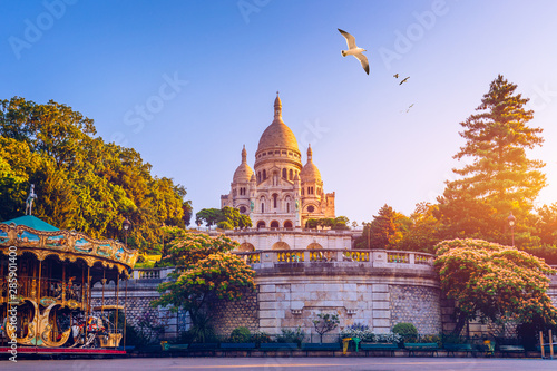 Zdjęcie XXL Bazylika Sacre Coeur na Montmartre w Paryżu, Francja. Bazylika Najświętszego Serca Pana Jezusa (Bazylika Sacre Coeur). Montmartre, Paryż, Francja. Paryż. Bazylika Sacre-Coeur. Na wzgórzu Montmartre. Paryż.