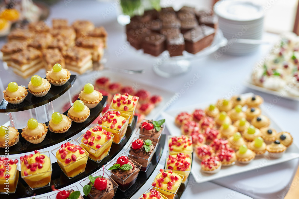 Różnokolorowe ciastka , ciasteczka i torciki prezentowane na pokazach cukierniczych - obrazy, fototapety, plakaty 