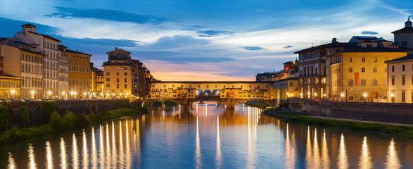 Fototapete - Ponte Vecchio - the bridge market in the center of Florence, Tuscany, Italy