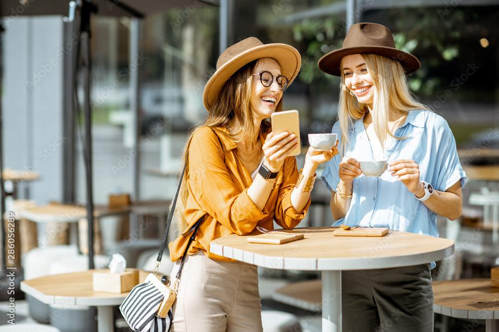 Foto de Stock Two female best friends spending time together on the ...