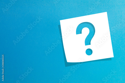 Fotomural Note paper with question mark on blue background