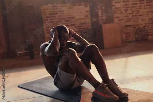 Fotografía Sport man doing abs crunches exercise, fitness workout at gym