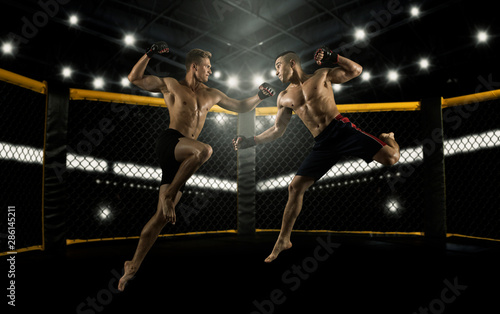 Fototapety Kickboxing  bokserzy-mma-walcza-w-walkach-bez-zasad
