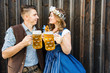 © karepa - Junge Frau und mann mit Bierkrug und Brezel auf einem Holzhintergrund .Oktoberfest-Konzept