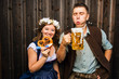 © karepa - Junge Frau und mann mit Bierkrug und Brezel auf einem Holzhintergrund .Oktoberfest-Konzept