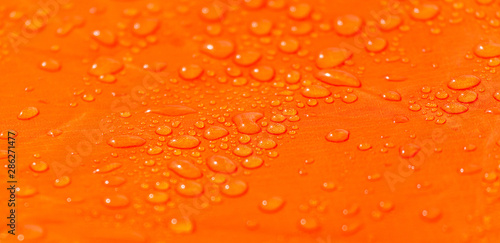 Dekoracja na wymiar  krople-deszczu-na-namiocie-w-kolorze-pomaranczowym-jako-abstrakcyjne-tlo