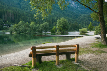 Wall Mural - Panchina in legno nei pressi del lago di Jasna in Slovenia