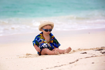 Canvas Print - Cute baby boy playing with beach toys on tropical beach