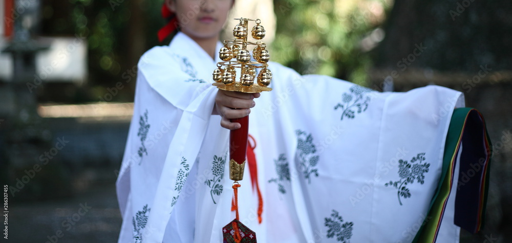 神楽鈴を持つ巫女 Stock Photo | Adobe Stock