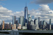 Schnellboot Fähre vor Panorama Skyline von New York downtown mit World Trade Center und Freedom Tower