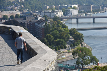 Sticker - homme solitude pont Meuse vue citadelle Namur Belgique Wallonie