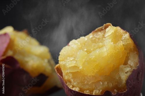 湯気の立つほかほかの焼き芋 Adobe Stock でこのストック画像を購入して 類似の画像をさらに検索 Adobe Stock