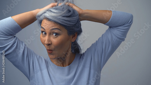 Fotografía Beautiful Middle-Aged Woman Is Having Fun And Grimacing