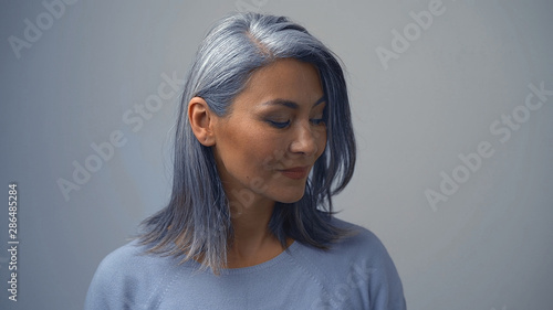 Cuadros en Lienzo Posing Beautiful Asian Woman On The Grey Background