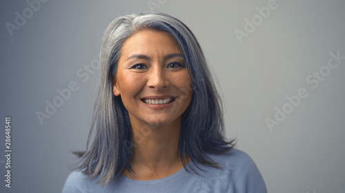 Cuadros en Lienzo Good-looking Middle-Aged Woman Is Smiling Cheerfully