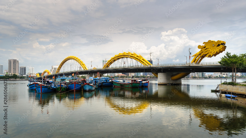 Puente del dragón en da nang (Dragon Bridge)sobre el rio Han es uno de ...