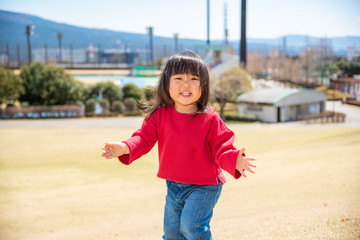 公園で遊ぶ子供