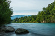 Idylle an der Aare in der Schweiz - Fluss mit blauem Wasser