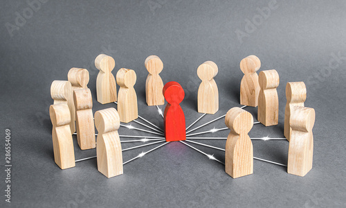 Fotografía The red person is connected with employees by wide network of lines