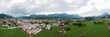 Panoramaansicht der Stadt Wörgl in Tirol mit Wolkenbedecktem Himmel