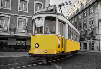 Tranvía amarillo en Lisboa