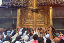 MECCA, SAUDI ARABIA - September 2019. The Door Of The Kaaba Holy Mosque Al-Haram In Mecca Saudi Arabia. Muslim Pilgrims From All Over The World Gathered To Perform Umrah Or Hajj.