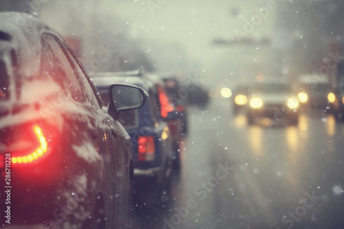 Fotografía cars on winter road traffic jam city / winter weather on the city highway, the v