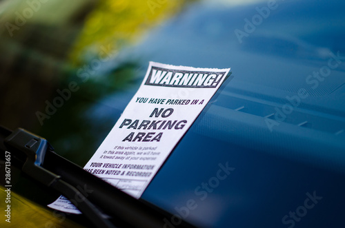 Fotomural Close-up of parking ticket on car's windshield