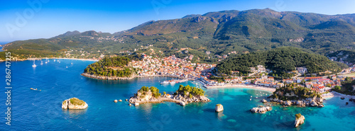 Cuadros en Lienzo Panoramic view of scenic Parga city, Greece