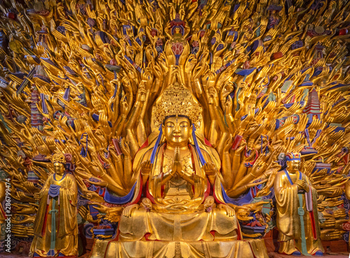 Fotomural Golden sculpture of Avalokiteshvara Buddha or Guanyin with thousand hands at Dazu Rock Carvings at Mount Baoding or Baodingshan in Dazu, Chongqing, China