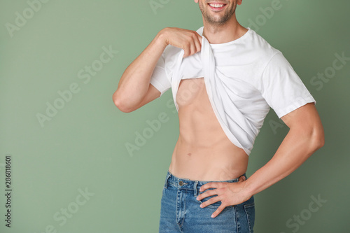 Cuadros en Lienzo Handsome muscular man on color background. Weight loss concept