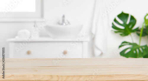 Fotografía Wood tabletop on blur bathroom background, design key visual layout