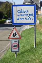 Poster - ecole vitesse ralentir securité danger ecolier enfant signalisation