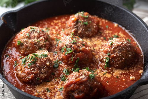 Fotografía meatballs with tomato sauce in cast iron skillet
