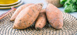 Frische Süßkartoffeln auf einem Küchentisch