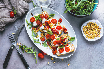 Sticker - Italienisches Bruschetta mit gehackten Tomaten, Basilikum und Mozzarella auf gegrilltem knusprigem Brot