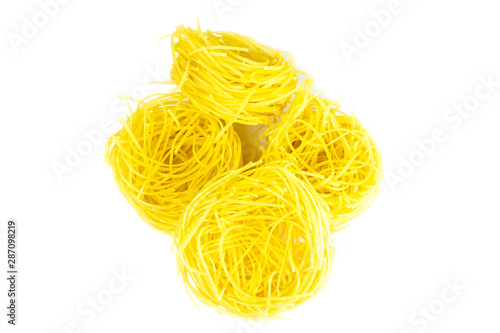 Fotografía Raw yellow italian vermicelli isolated on white background