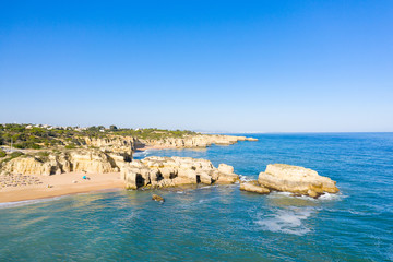 Canvas Print - Vue aérienne sur les côtes rocheuses à proximité de Albufeira